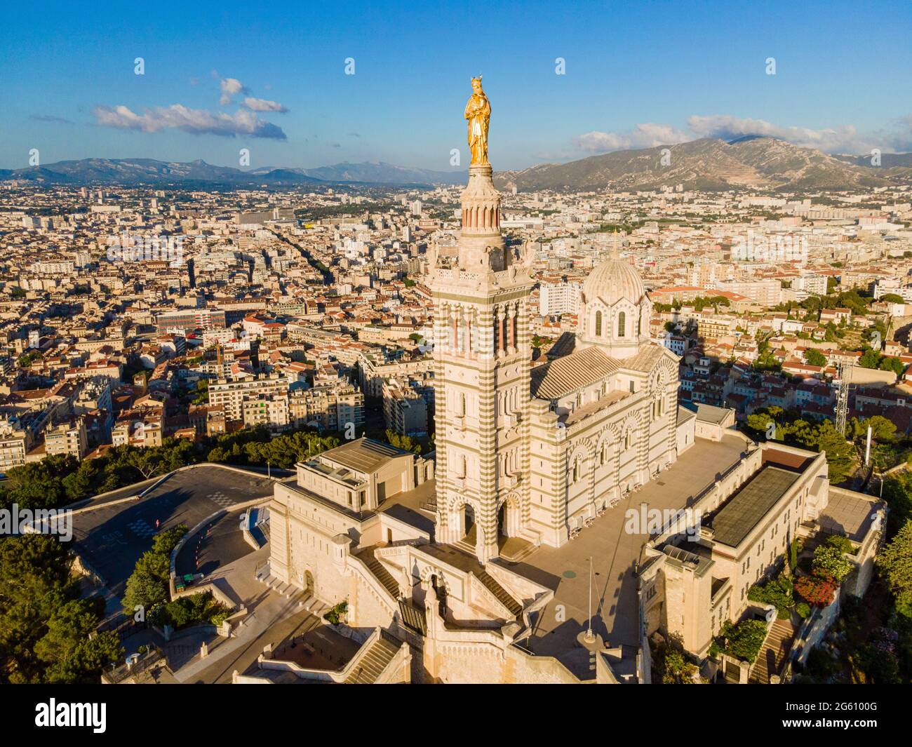Francia, Bocche del Rodano, Marsiglia, vista generale con la basilica di Notre Dame de la Garde (vista aerea) Foto Stock