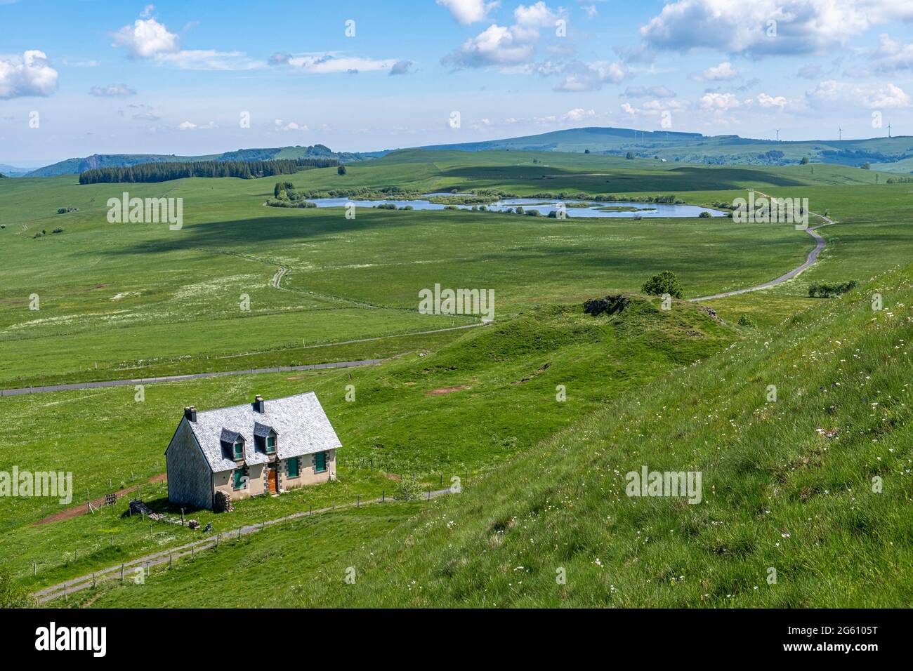 Francia, Puy de Dome, Compains, Brion, Parc Naturel Regional des Volcans d'Auvergne (Parco Naturale Regionale dei Volcans d'Auvergne), Cezallier, Des Bordes lago (vista aerea) Foto Stock