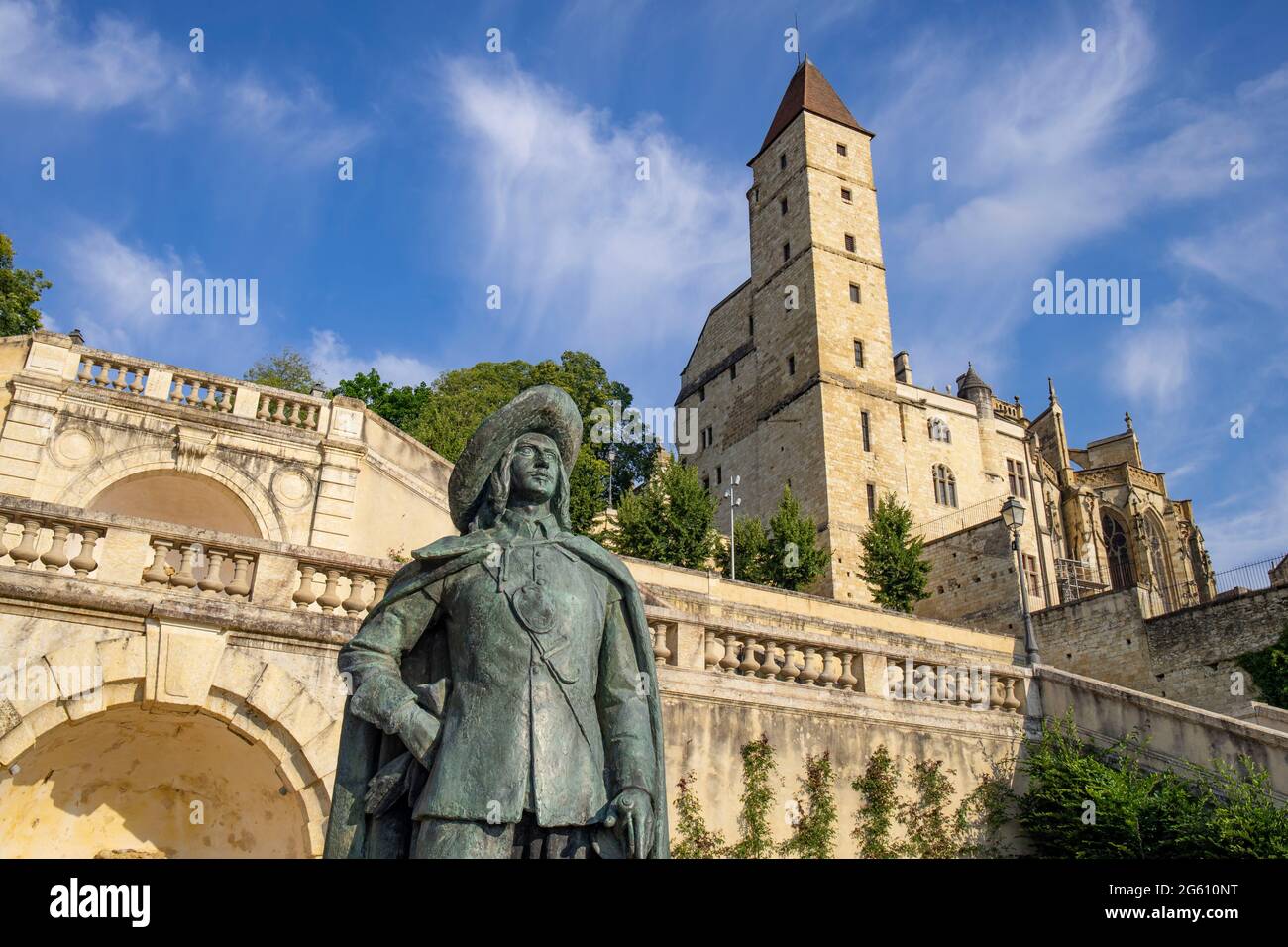 Francia, Gers, Auch, sosta a El Camino de Santiago, la statua di D'Artagnan di Firmin Michelet nel 1931 e il Tour d'Armagnac Foto Stock