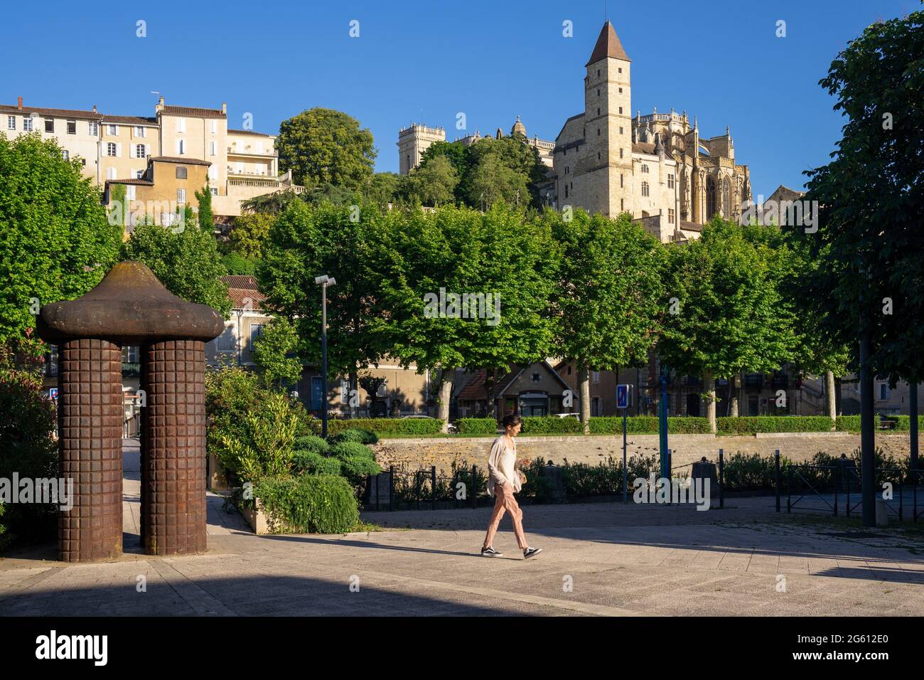 Francia, Gers , Auch, fermata su El Camino de Santiago, vista da Barbes square, scultura contemporanea L'Abri impossibile dell'artista Jaume da Plensa a Foto Stock