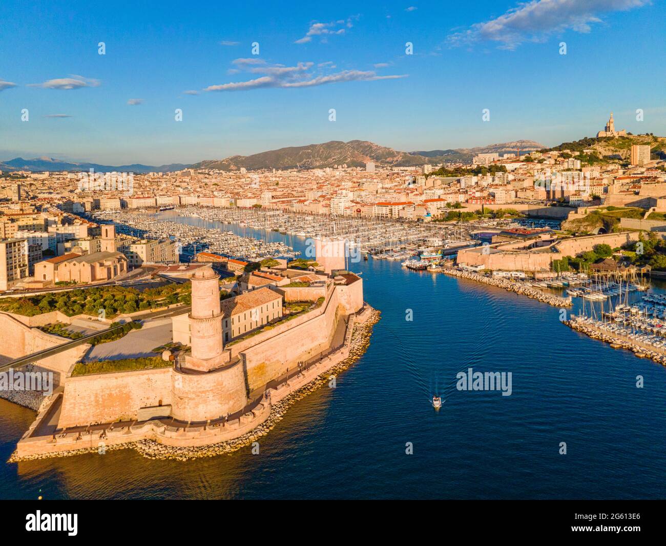 Francia, Bocche del Rodano, Marsiglia, vista generale del Porto Vecchio, con il Forte Saint Jean, il Mucem e la basilica di Notre Dame de la Garde (vista aerea) Foto Stock