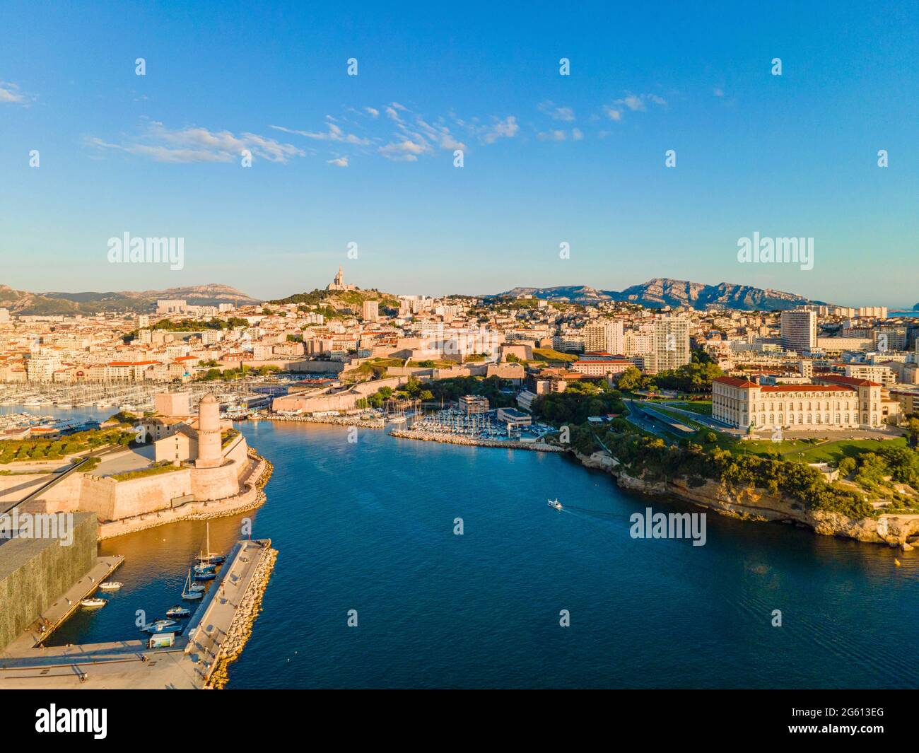 Francia, Bocche del Rodano, Marsiglia, vista generale del Porto Vecchio, con il Forte Saint Jean, il Mucem e la basilica di Notre Dame de la Garde (vista aerea) Foto Stock