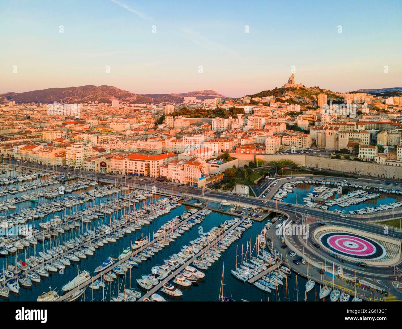 Francia, Bocche del Rodano, Marsiglia, vista generale del Porto Vecchio e della basilica di Notre Dame de la Garde (vista aerea) Foto Stock