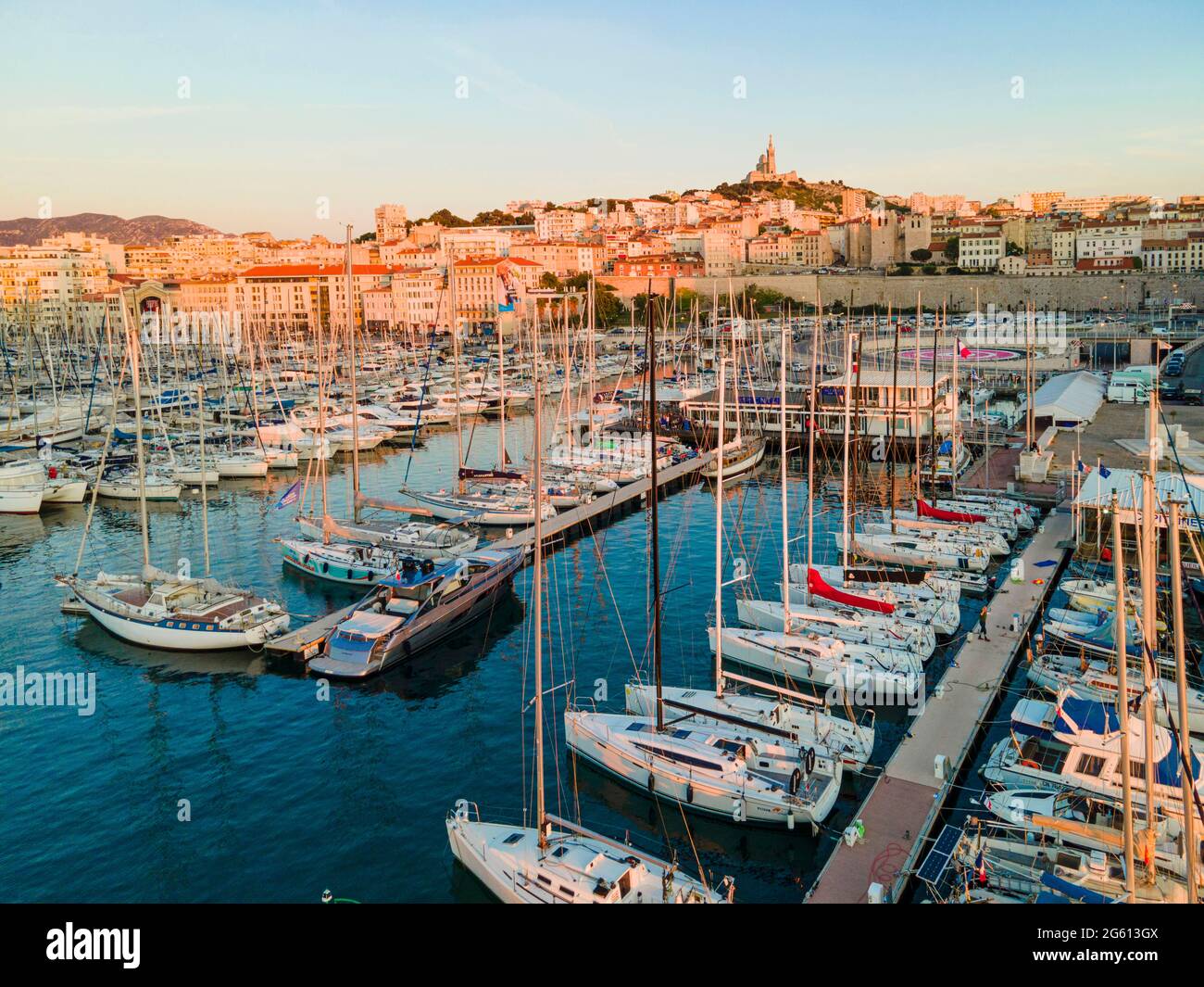 Francia, Bocche del Rodano, Marsiglia, vista generale del Porto Vecchio e della basilica di Notre Dame de la Garde (vista aerea) Foto Stock
