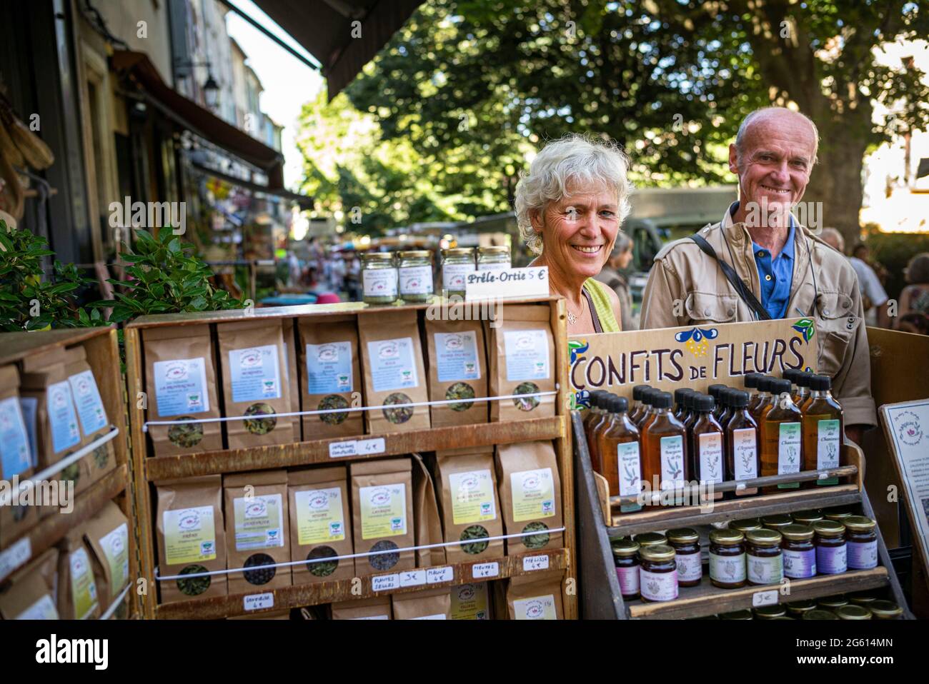 Francia, Alpes de Haute Provence, Forcalquier, giorno del mercato, erborista stand, Christine Blanc e Pierre Galleano, singles pickers Foto Stock