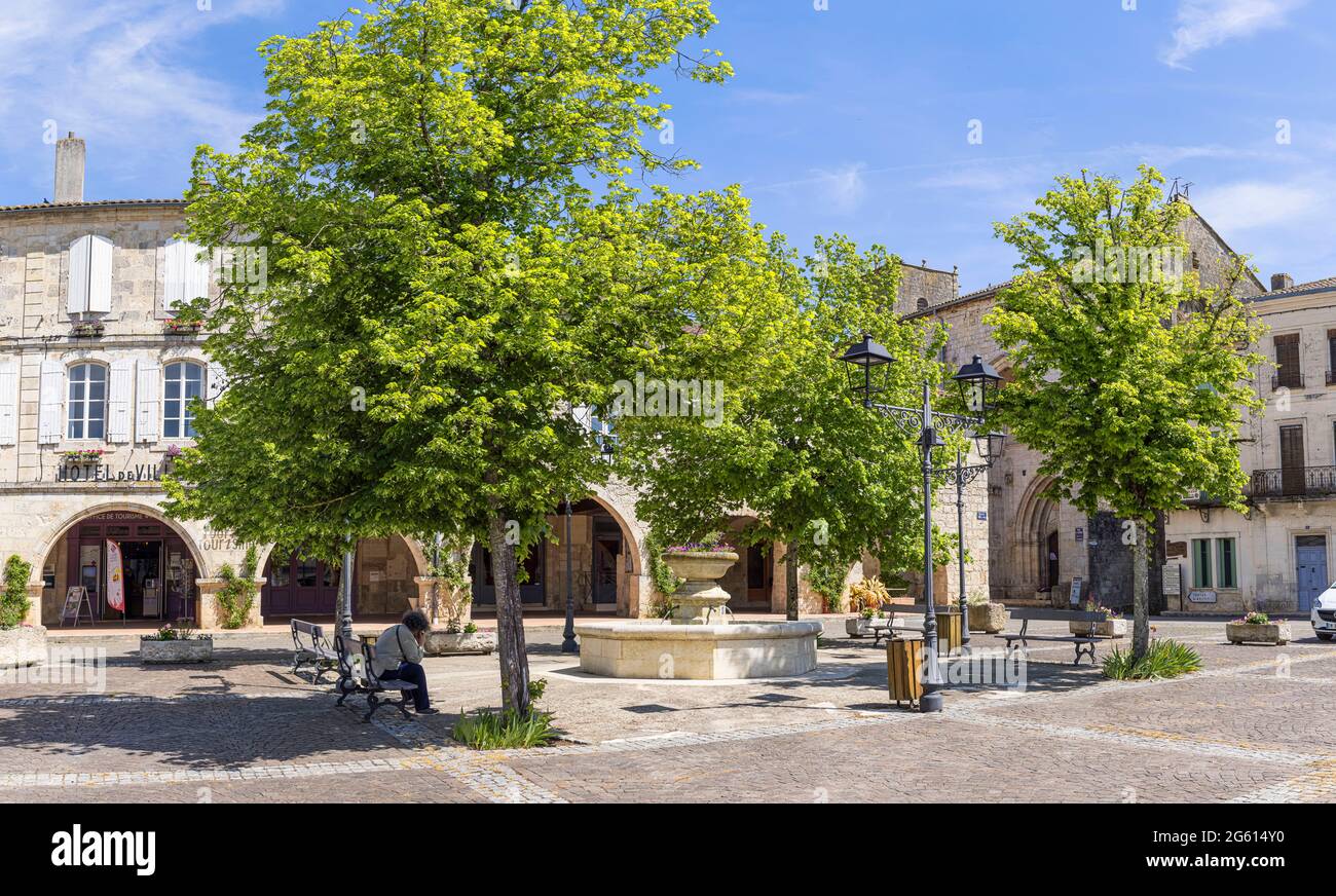 Francia, Gers, Montreal du Gers, etichettato Les Plus Beaux Villages de France (i più bei villaggi di Francia), piazza principale Foto Stock