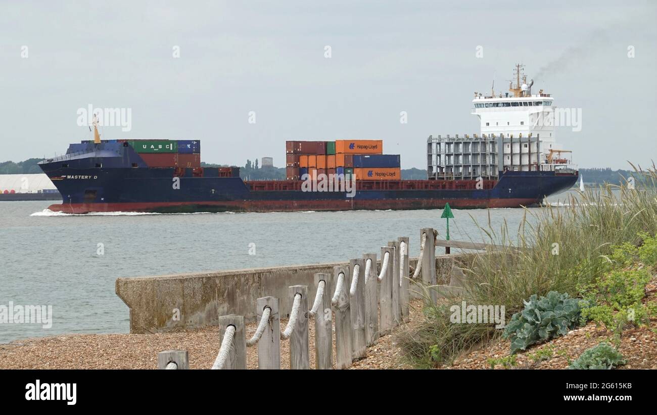 Felixstowe, Suffolk - 1° luglio 2021: Nave-container Madeleine D che lascia il porto per Rotterdam. Foto Stock
