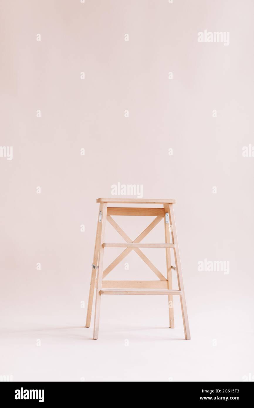 Nuova scala in legno su sfondo bianco. Scala isolata. Spazio per il testo. Foto Stock