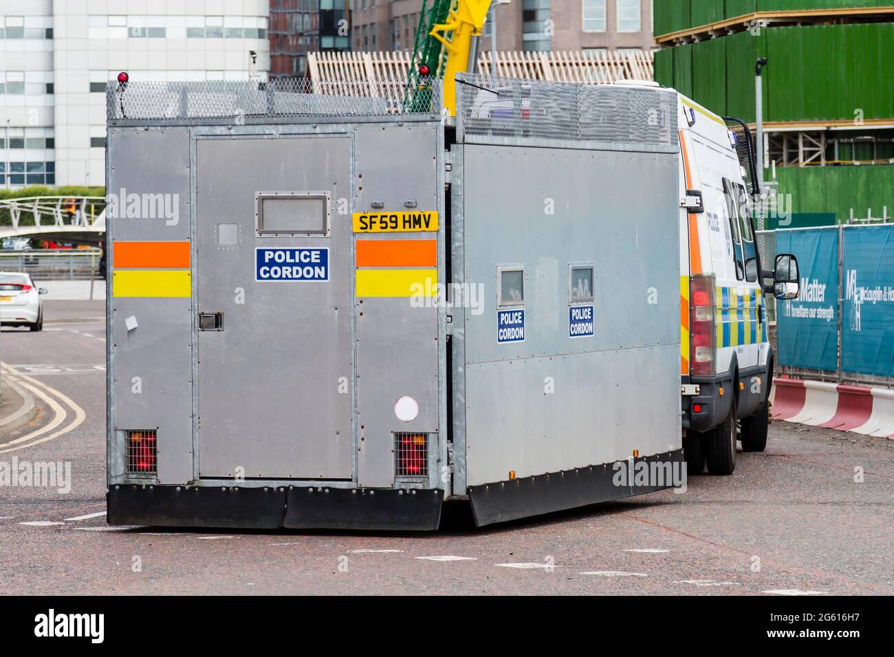 Mobile Police Cordon essere trainato attraverso una Glasgow strada, Scozia, Regno Unito Foto Stock
