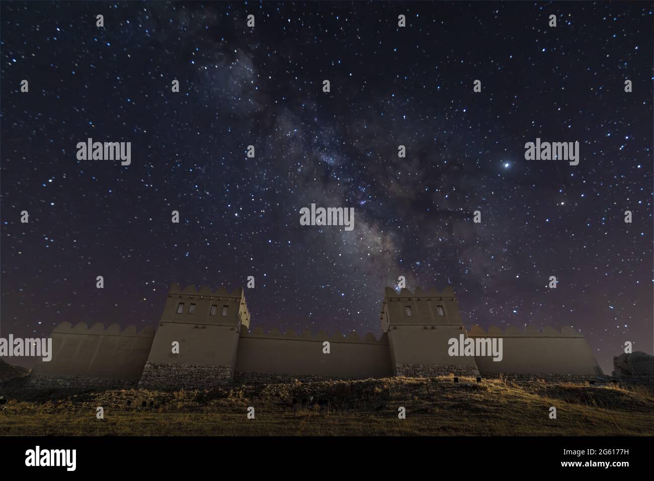 Basso angolo di ripresa delle mura Hittite e del castello di Hattusas, sotto la notte stellata Foto Stock
