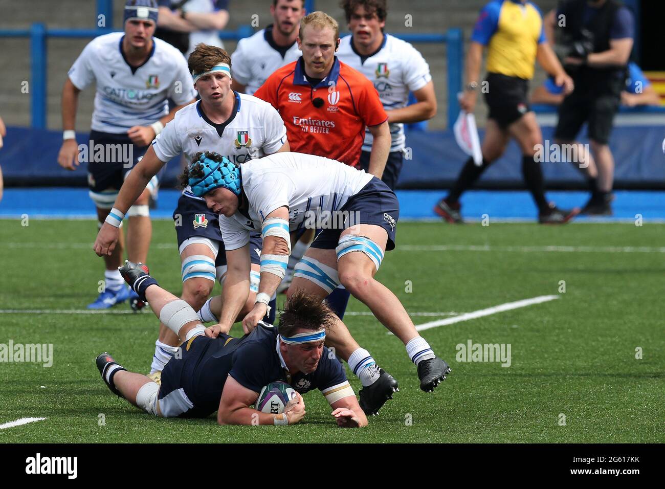 Cardiff, Regno Unito. 01 luglio 2021. Ben Muncaster di Scozia è fermato a breve mentre si dirige per la linea di prova. 2021 Six Nations U20 Championship round 3, Scozia contro Italia al BT Sport Cardiff Arms Park di Cardiff, Galles del Sud, giovedì 1 luglio 2021. Questa immagine può essere utilizzata solo per scopi editoriali. Solo per uso editoriale, foto di Andrew Orchard/Andrew Orchard sports photography/Alamy Live news Credit: Andrew Orchard sports photography/Alamy Live News Foto Stock