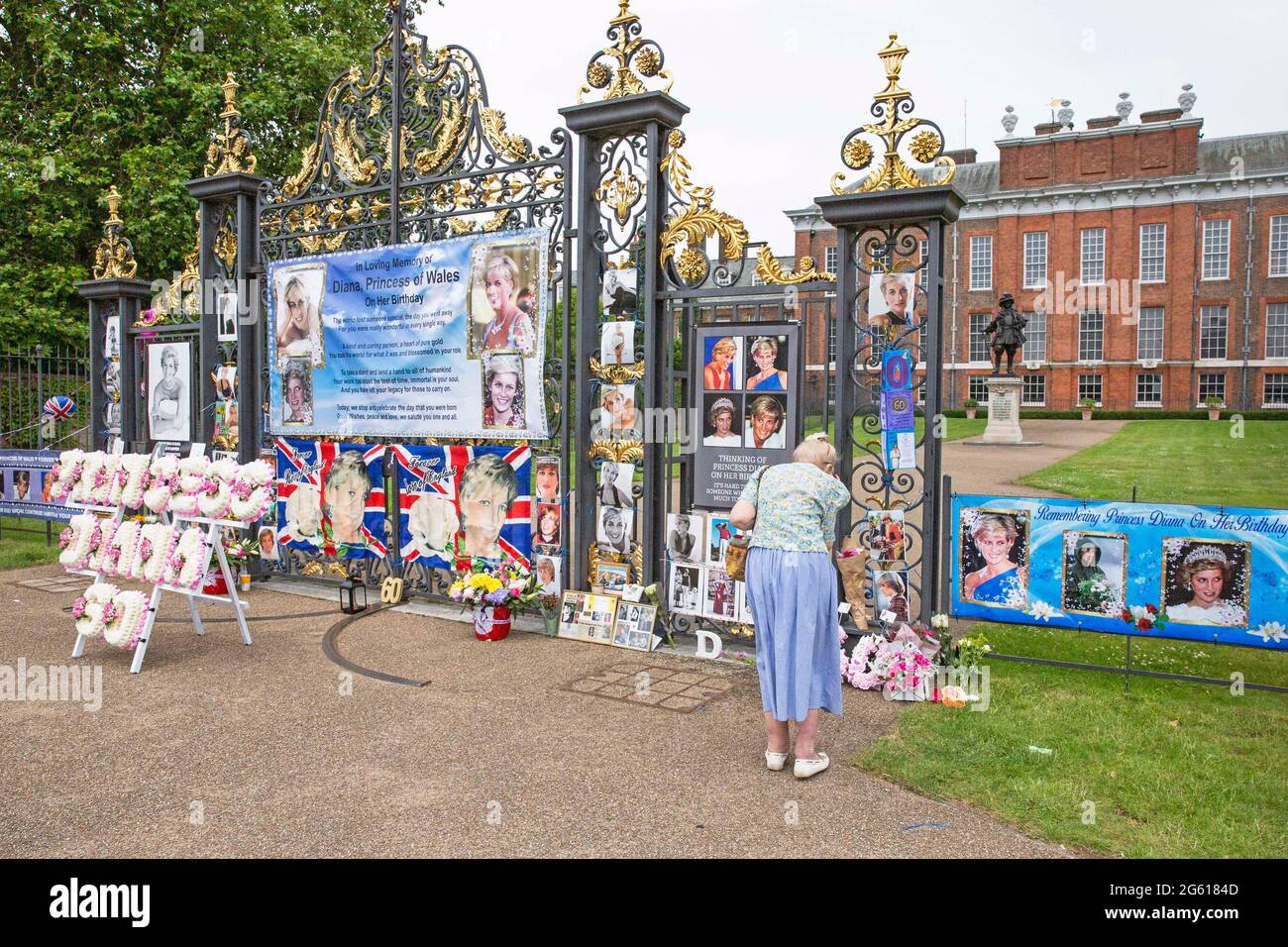 I fan reali si riuniscono a Kensington Palace in quello che sarebbe stato il 60° compleanno della principessa Diana, mentre il principe William e Harry svelano una statua Foto Stock