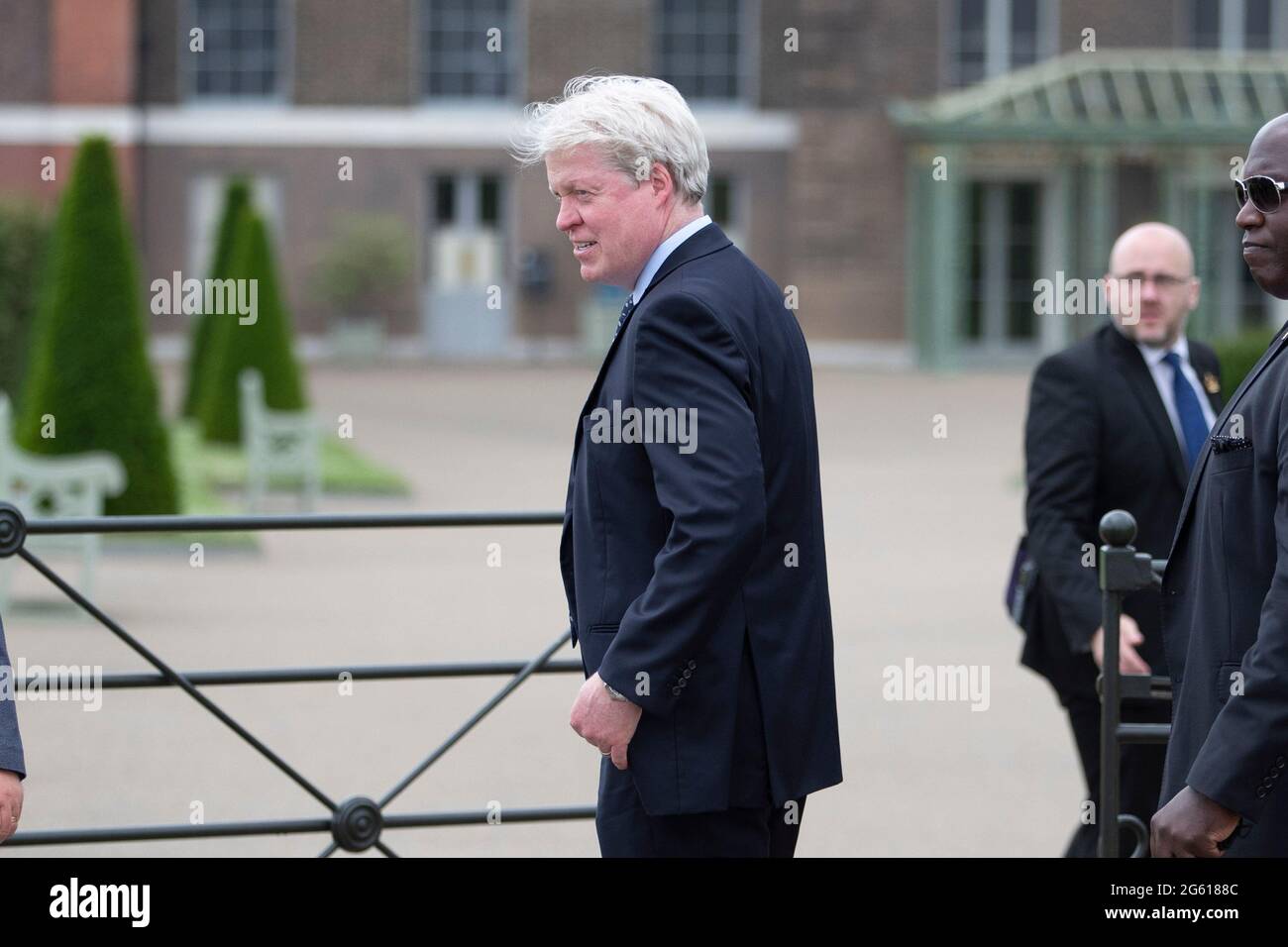 Earl Spencer, la fratello principessa del Galles, arriva per la presentazione della sua statua commemorativa che viene svelata da William e Harry a Kensington P. Foto Stock