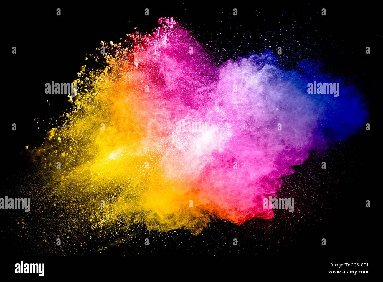 Particella multicolore che esplode su sfondo nero. Spruzzi di polvere colorati. Foto Stock