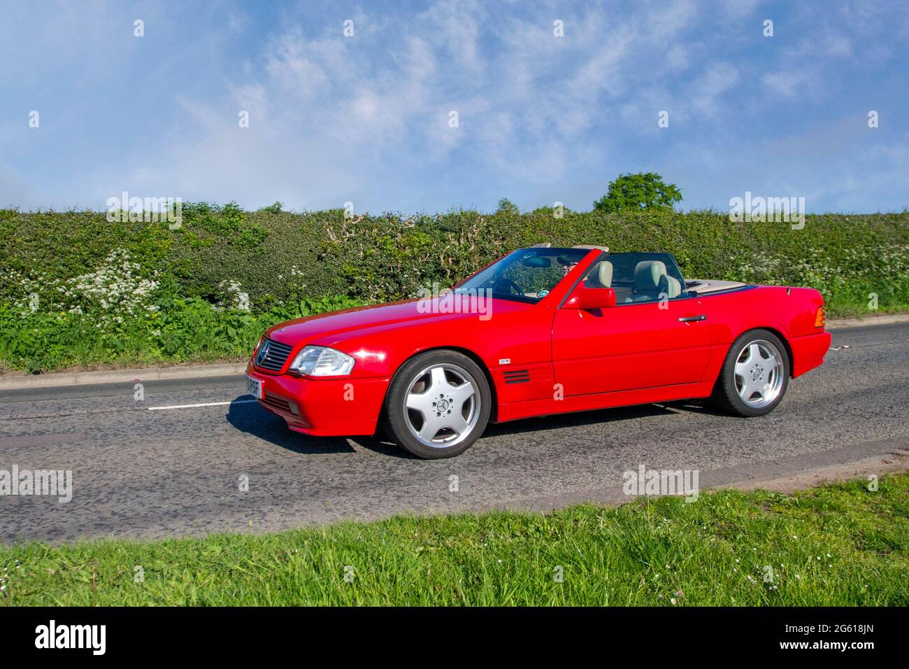 1993 Mercedes Benz 500 4973cc in cabrio in rotta per Capesthorne Hall classic May car show, Cheshire, Regno Unito Foto Stock