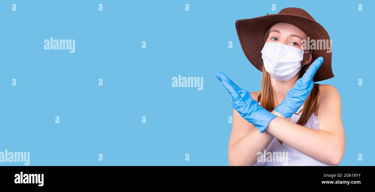 Banner, formato lungo. Coronavirus e viaggi concept ragazza con maschera viso e guanti medici e cappello. Foto Stock