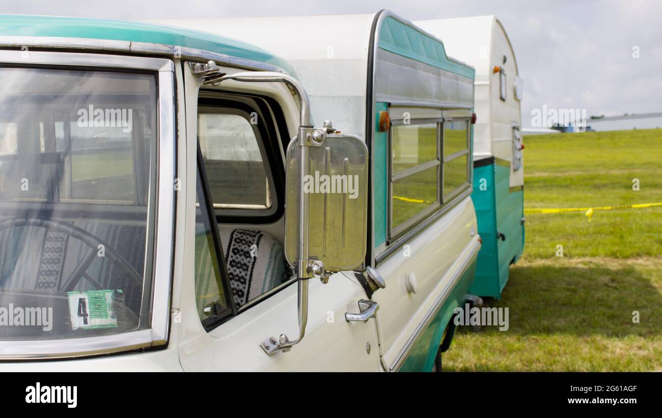 Un vecchio pick-up con un rimorchio da campeggio Foto Stock Un vecchio pick-up con un rimorchio da campeggio Foto Stock