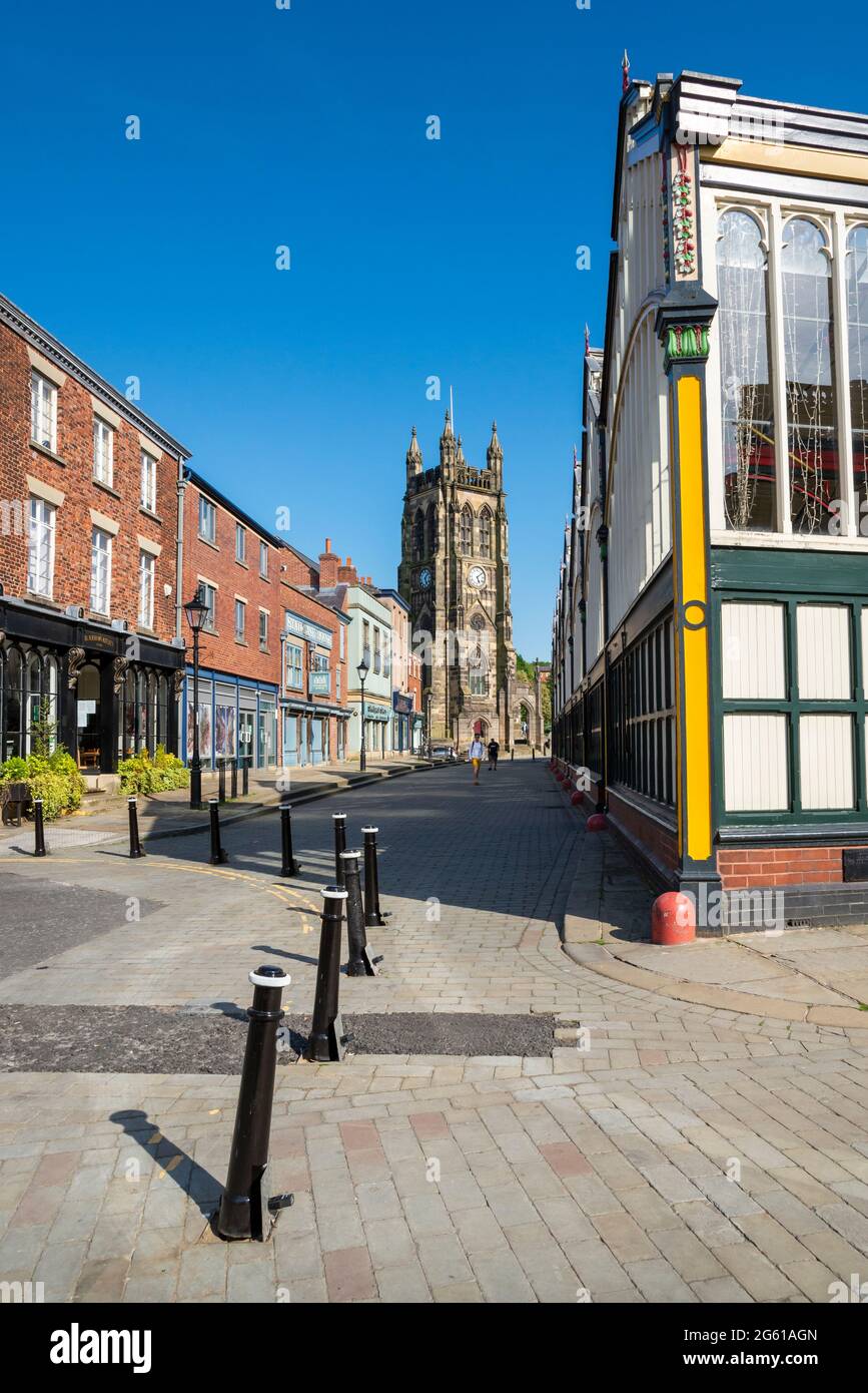 Old Victorian mercato Hall e St Mary's Church a Stockport, Greater Manchester, Inghilterra. Foto Stock