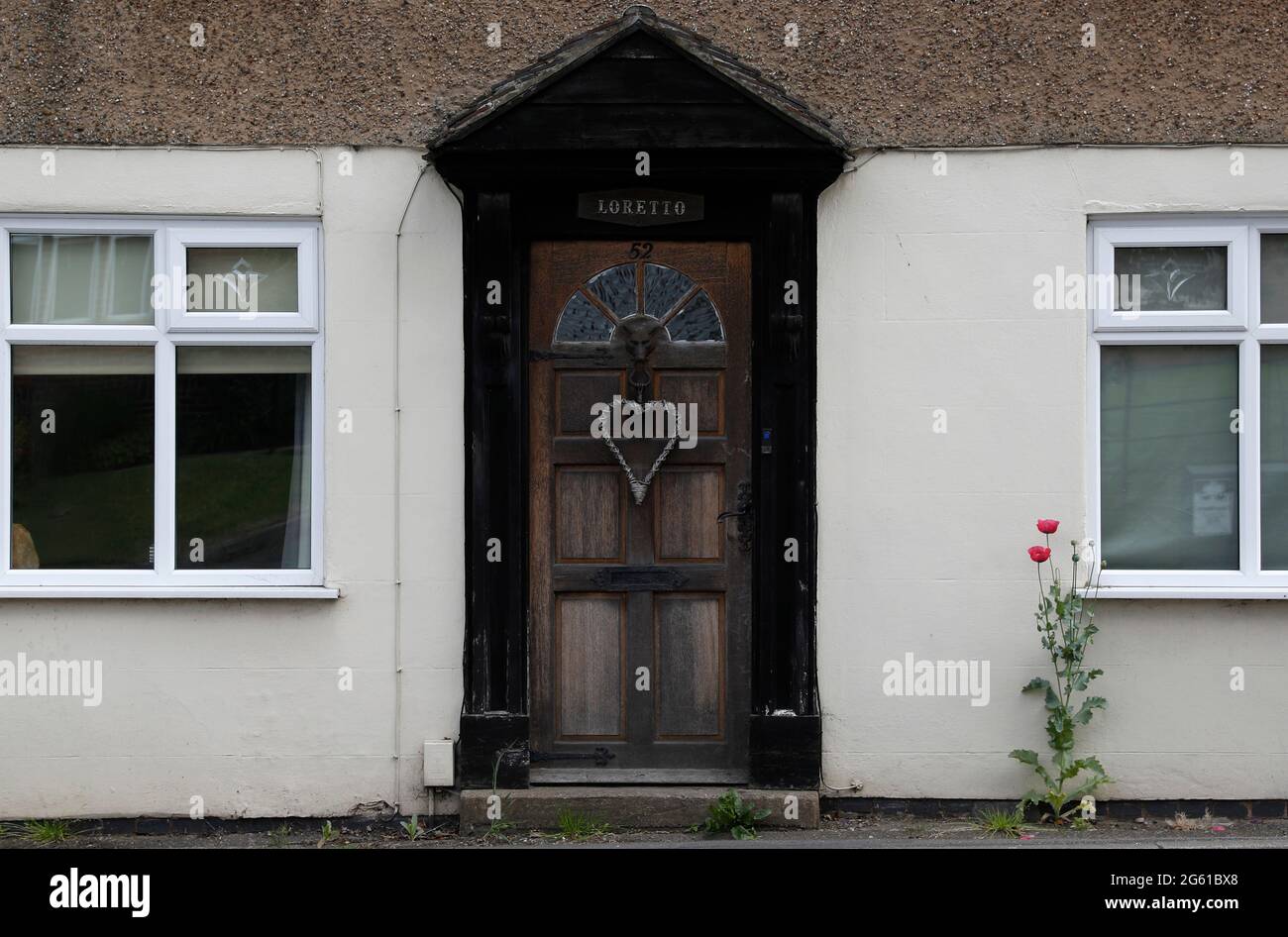 Swannington, Leicestershire, Regno Unito. 1 luglio 2021. Un cuore appende dalla porta su un cottage. Swannington è un ex villaggio minerario situato tra Coal Foto Stock