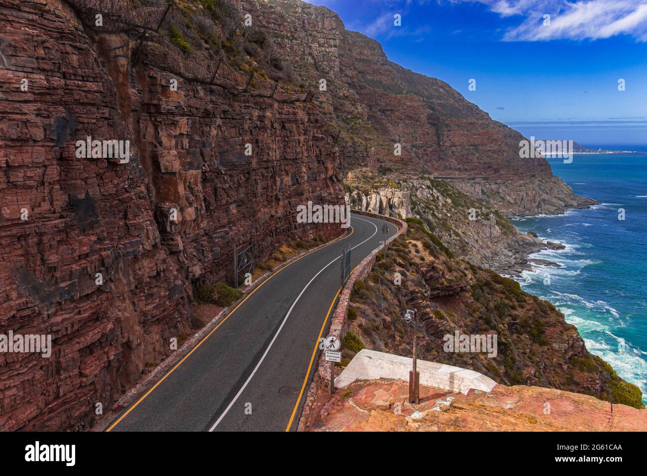 La strada sulla scogliera di Chapman's Peak Drive che si snoda sul mare di Hout Bay nella Penisola del Capo, Sud Africa. Foto Stock