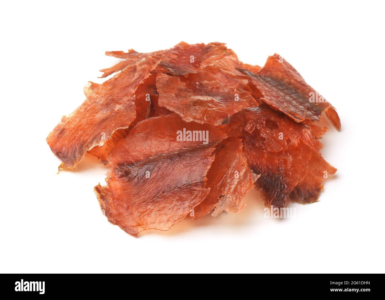Cumulo di patatine di salmone affumicate secche croccanti isolate su bianco Foto Stock