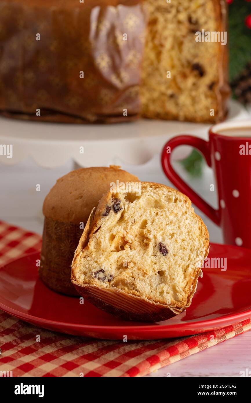 Un Mini filone di panettone di Natale un pane dolce Foto Stock
