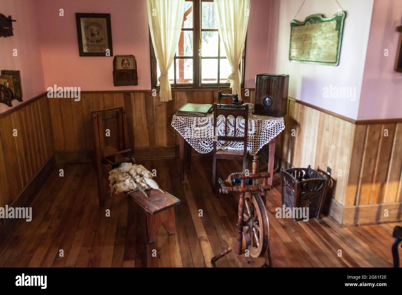 FRUTILLAR, CILE - 1 MARZO 2015: Interno di una casa tradizionale nel Museo storico coloniale tedesco nel villaggio di Frutillar. La regione è nota per a s. Foto Stock