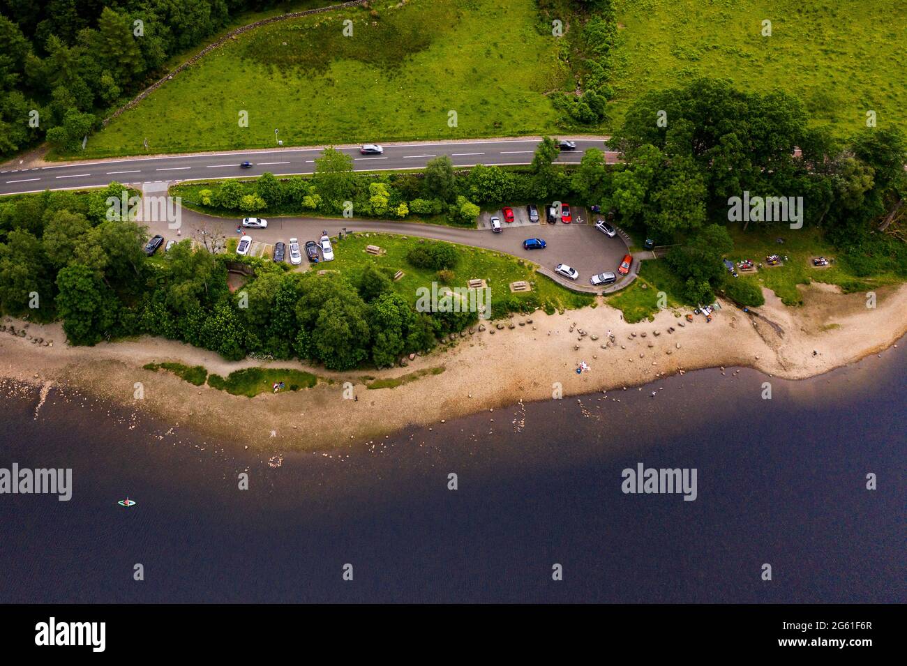 Loch Lubnaig, Loch Lomonnd e Trossachs National Park, Scozia, Regno Unito. 1 luglio 2021. NELLA FOTO: Vista aerea del drone guardando dall'alto del parcheggio di Loch Lubnaig che mostra il sovraffollamento di veicoli che non sono parcheggiati fuori delle aree di parcheggio designate, bloccando il cerchio di svolta per le auto che vogliono uscire dal parcheggio, nonostante i cartelli segnalino questa pratica. La spiaggia è più ampia del normale a causa dei bassi livelli d'acqua nel lago. Credit: Colin Fisher/Alamy Live News Foto Stock