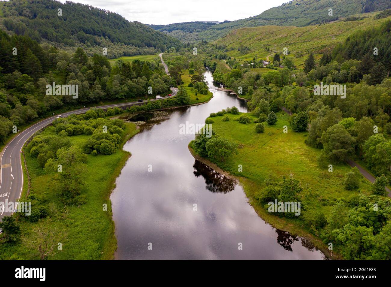 Loch Lubnaig, Loch Lomonnd e Trossachs National Park, Scozia, Regno Unito. 1 luglio 2021. NELLA FOTO: Vista aerea del drone che guarda in basso da Loch Lubnaig mostrando i bassi livelli d'acqua che hanno esposto le spiagge di pietra lungo tutto il perimetro del lato del lago, che altrimenti sarebbe sotto l'acqua torbosa scura. Credit: Colin Fisher/Alamy Live News Foto Stock