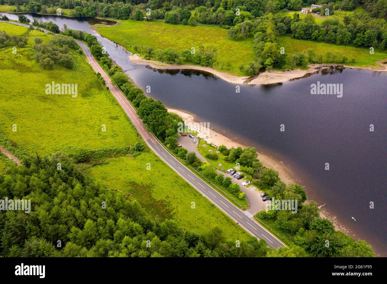 Loch Lubnaig, Loch Lomonnd e Trossachs National Park, Scozia, Regno Unito. 1 luglio 2021. NELLA FOTO: Vista aerea del drone che guarda in basso da Loch Lubnaig mostrando i bassi livelli d'acqua che hanno esposto le spiagge di pietra lungo tutto il perimetro del lato del lago, che altrimenti sarebbe sotto l'acqua torbosa scura. Credit: Colin Fisher/Alamy Live News Foto Stock