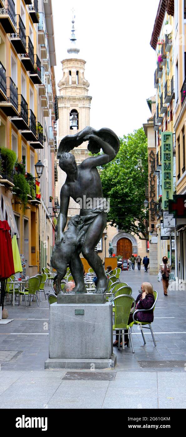 La scultura in bronzo di pastore d'aquila di Pablo Gargallo in una strada a Saragozza Aragona Spagna Foto Stock