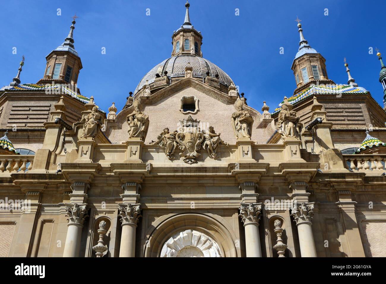 Facciata della Cattedrale-Basilica di nostra Signora del pilastro Saragozza Aragona Spagna Primavera sole Foto Stock