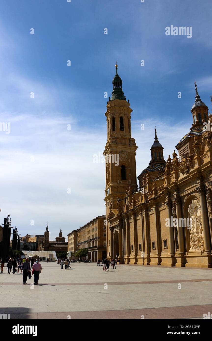 Vista su Pilar Plaza della Cattedrale-Basilica di nostra Signora del pilastro Saragozza Aragona Spagna sole di primavera Foto Stock