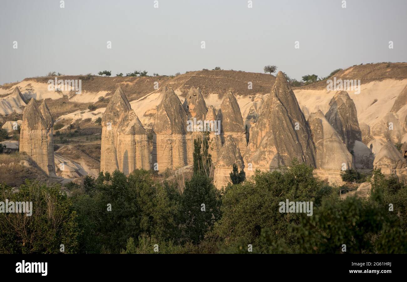 I camini delle fate sono formazioni rocciose vulcaniche in Turchia e destinazione del turismo all'aperto in Cappadocia Foto Stock