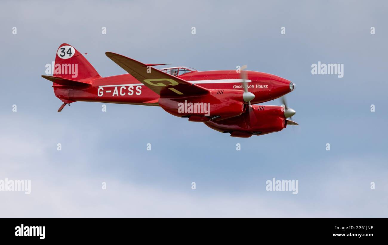 DH88 Comet Grosvenor House (G-ACSS) in aereo al Shuttleworth Flying Festival of Britain Airshow il 6 giugno 2021 Foto Stock