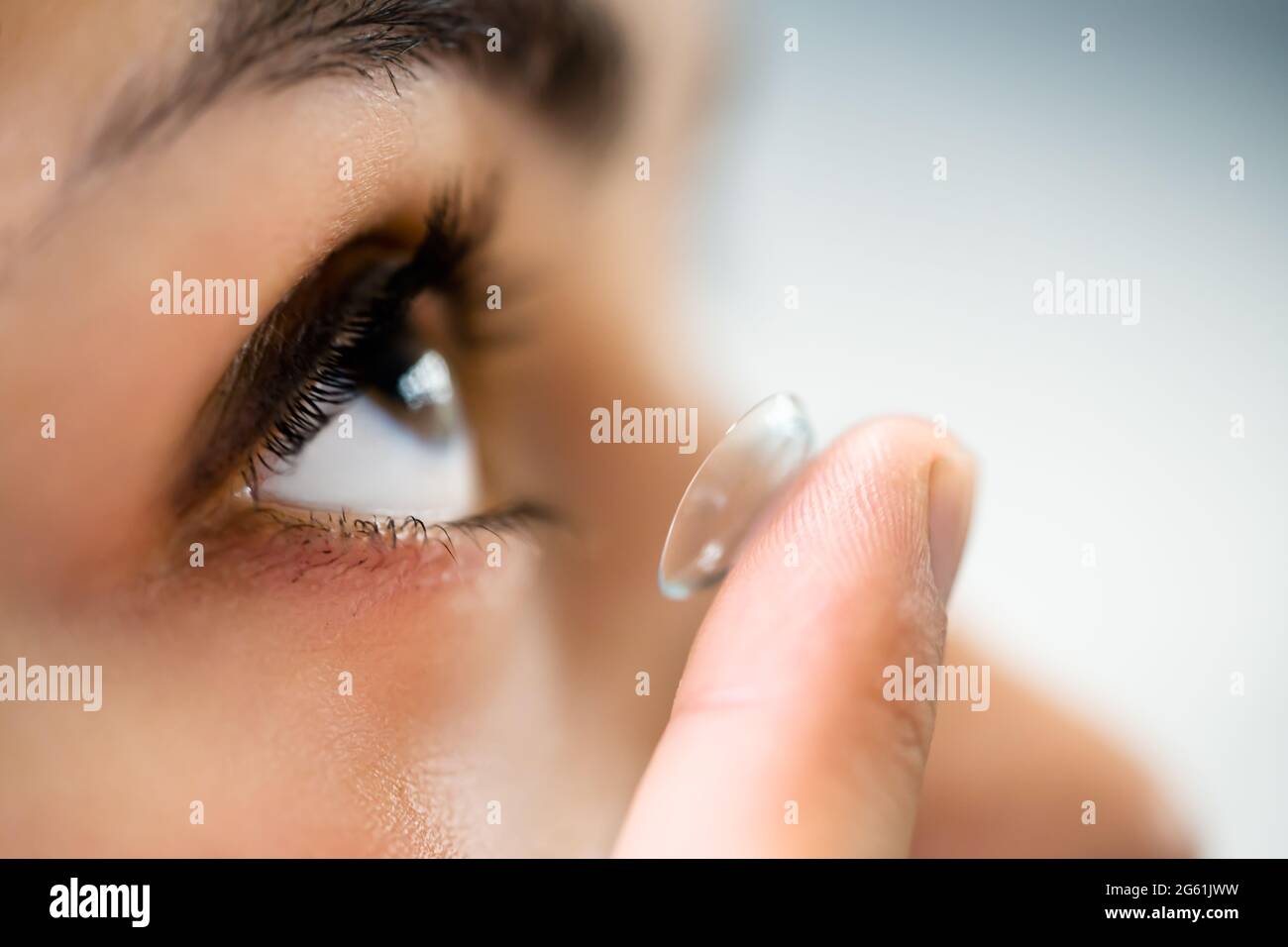 Inserimento della lente di contatto nell'occhio. Occhiali per oftalmologia Foto Stock