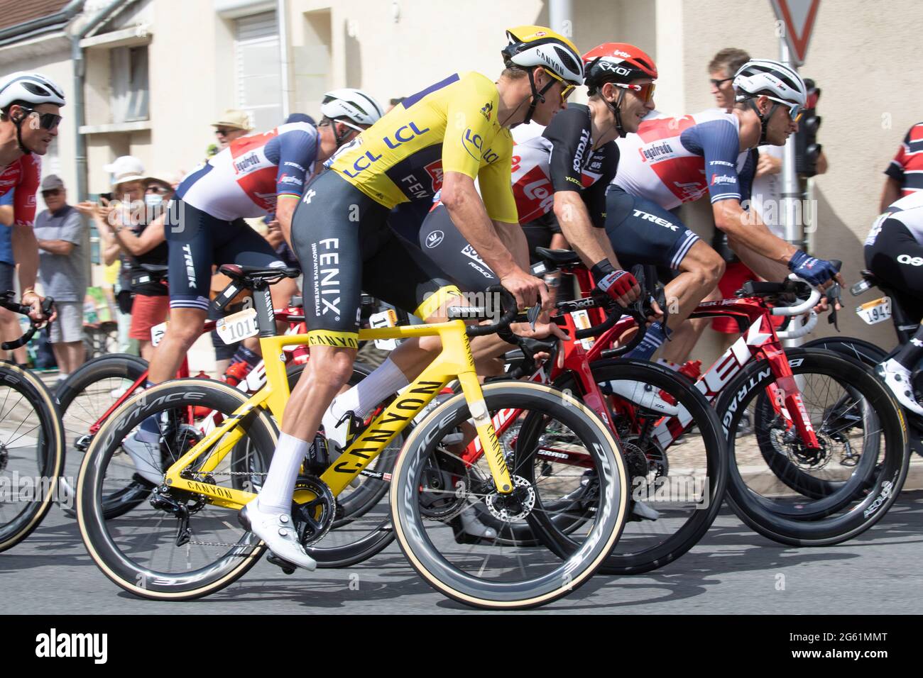 Equadeille, Francia. 01 luglio 2021. Matheiu Van Der Poel indossa il Maillot Jaune passando attraverso Equadeille, Francia. Credit: Julian Elliott/Alamy Live News Foto Stock