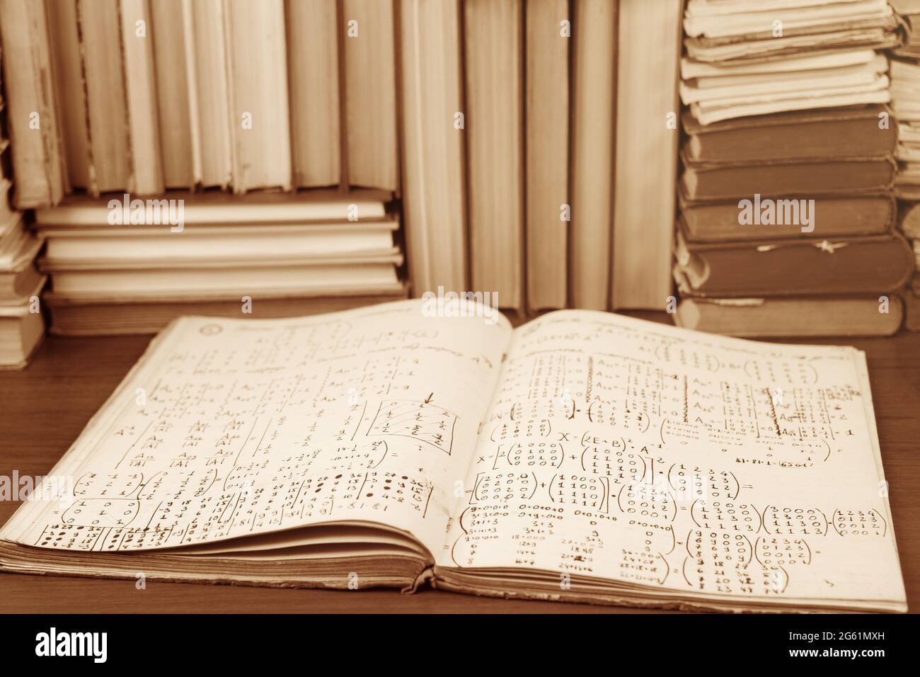 Scrittura-libro con matrice matematica contro un fondo un sacco di libri Foto Stock