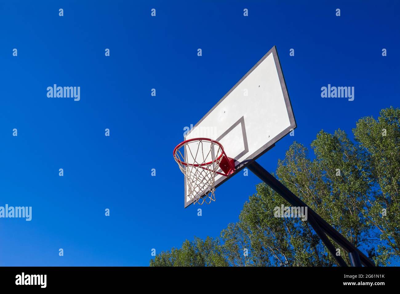 Tavola da basket bianca su sfondo blu chiaro. Concetto di sport di strada, spazio di copia Foto Stock