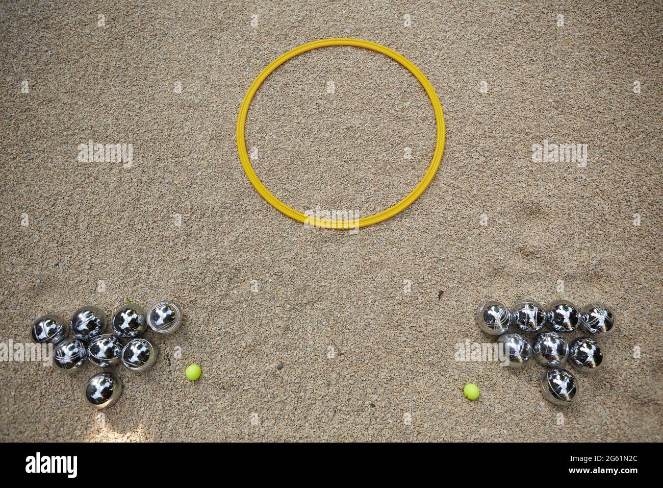 Set di bocce con diciannove palle di metallo in campo per il gioco Foto Stock