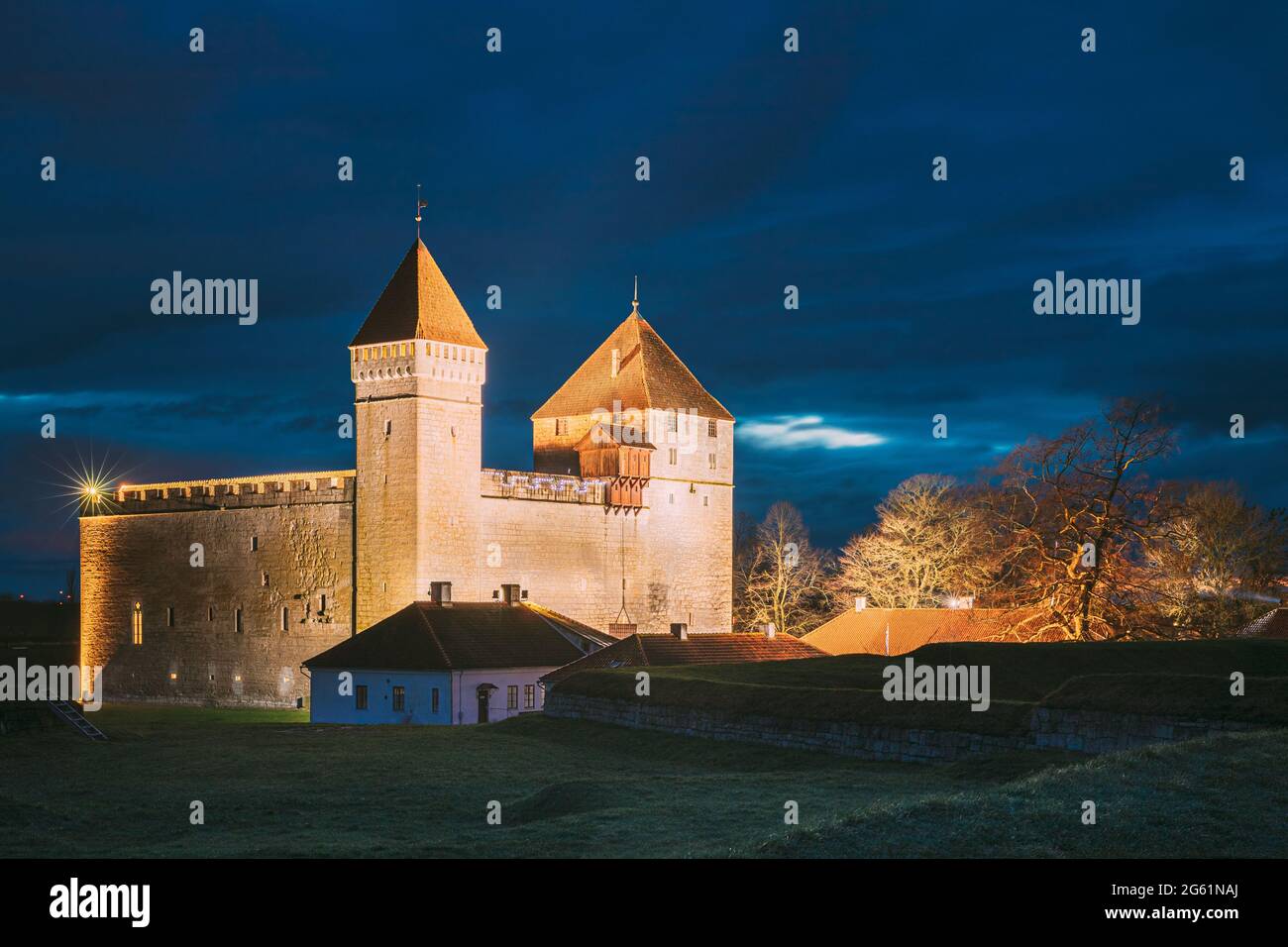 Kuressaare, Isola di Saaremaa, Estonia. Castello episcopale in serata Blue Hour Night. Architettura medievale tradizionale, famoso punto di riferimento per le attrazioni. Vecchio Foto Stock