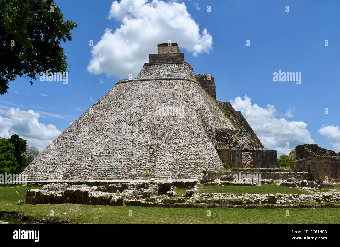 Piramide del Magiciano, situata nell'antica città Maya di Uxmal, Yucatan, Messico. Foto Stock