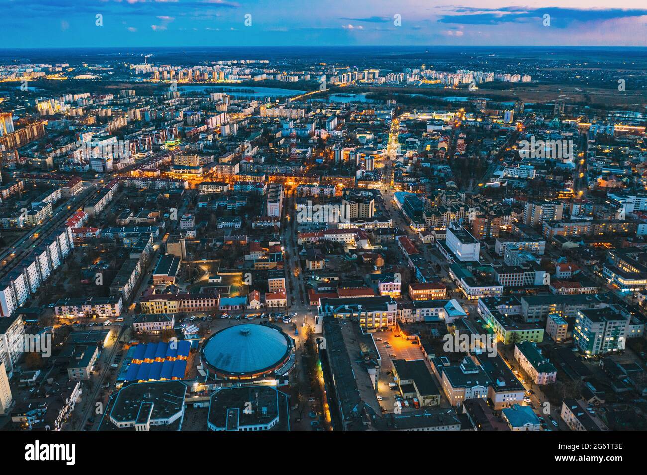 Brest, Bielorussia. Veduta aerea dall'alto dello skyline cittadino di Brest. Vista notturna dall'alto del mercato di Brest e della strada pedonale Sovietskaya Foto Stock