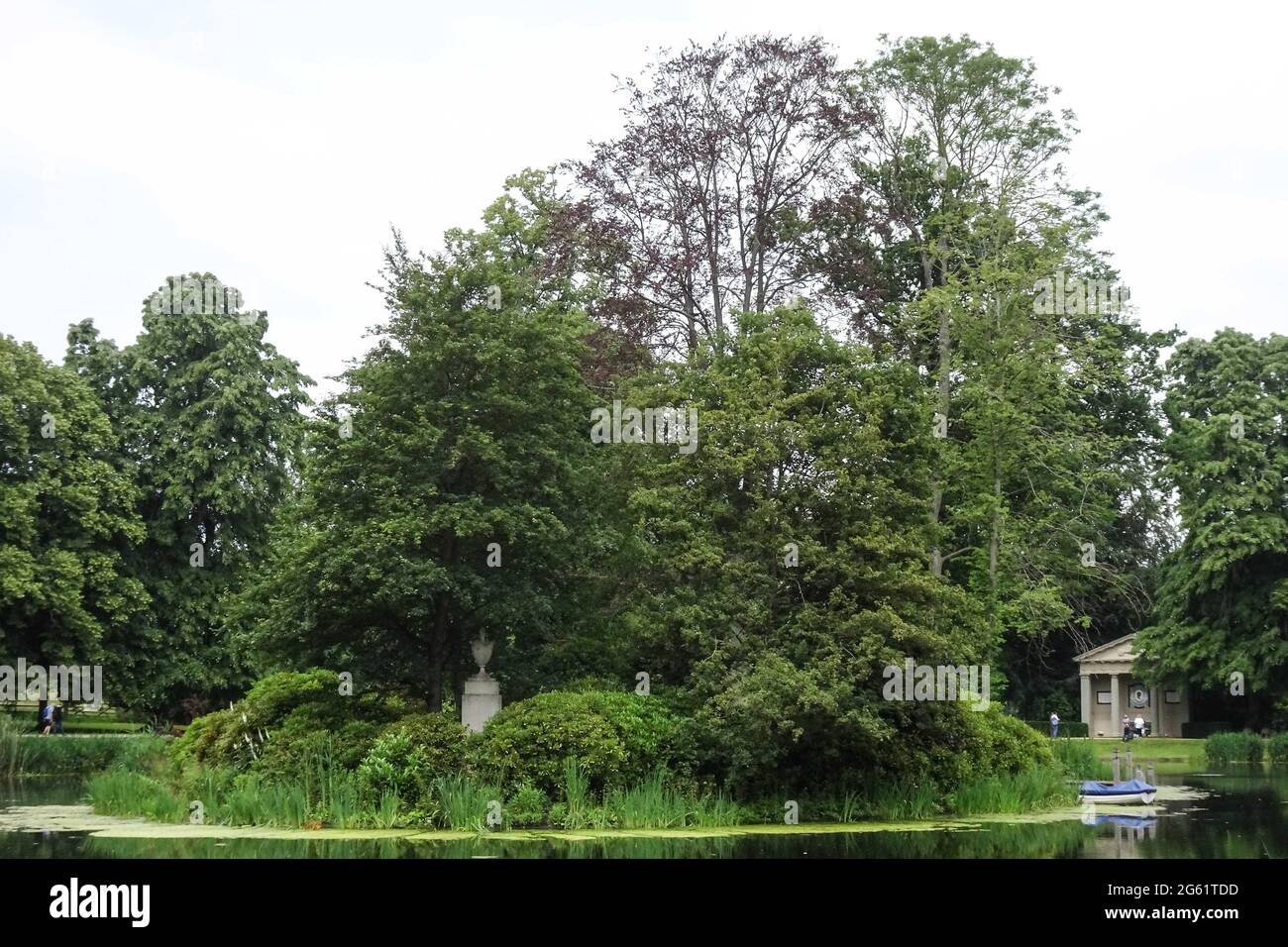 Althorp Park, Northamptonshire, Regno Unito. 1 luglio 2021. Diana Principessa del Galles è sepolta sull'isola al centro del lago presso Althorp Park nel Nottinghamshire, in Inghilterra. C'è un monumento in pietra sull'isola. La sua tomba non è visibile ai visitatori. La barca fu usata da Earl Charles Spencer, fratello di Diana, per portare fiori lasciati dai lutti alla sua tomba. Fig. Per credito: Interrompi stampa Media/Alamy Live News Foto Stock