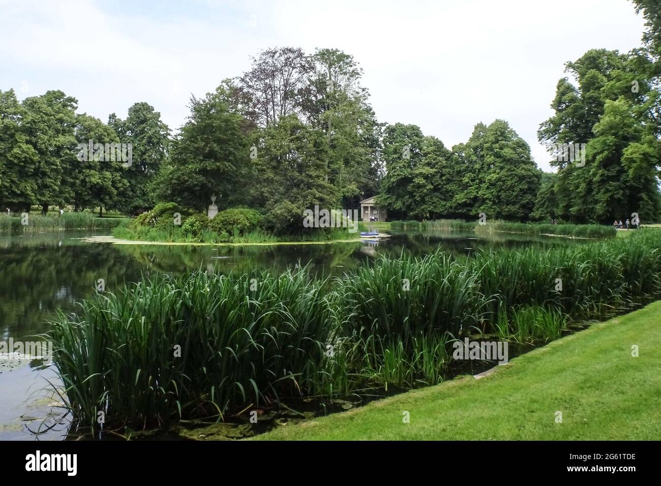 Althorp Park, Northamptonshire, Regno Unito. 1 luglio 2021. Diana Principessa del Galles è sepolta sull'isola al centro del lago presso Althorp Park nel Nottinghamshire, in Inghilterra. C'è un monumento in pietra sull'isola. La sua tomba non è visibile ai visitatori. La barca fu usata da Earl Charles Spencer, fratello di Diana, per portare fiori lasciati dai lutti alla sua tomba. Fig. Per credito: Interrompi stampa Media/Alamy Live News Foto Stock