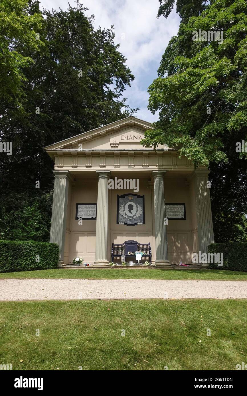 Althorp Park, Northamptonshire, Regno Unito. 1 luglio 2021. Diana Principessa del Galles è sepolta sull'isola al centro del lago presso Althorp Park nel Nottinghamshire, in Inghilterra. C'è un monumento in pietra sull'isola. La sua tomba non è visibile ai visitatori. La barca fu usata da Earl Charles Spencer, fratello di Diana, per portare fiori lasciati dai lutti alla sua tomba. Fig. Per credito: Interrompi stampa Media/Alamy Live News Foto Stock