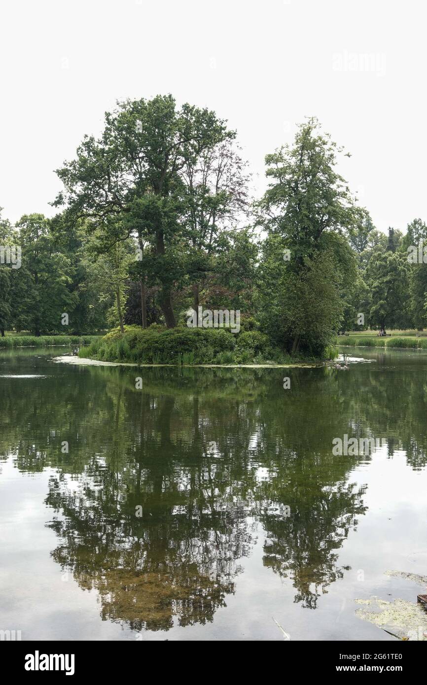Althorp Park, Northamptonshire, Regno Unito. 1 luglio 2021. Diana Principessa del Galles è sepolta sull'isola al centro del lago presso Althorp Park nel Nottinghamshire, in Inghilterra. C'è un monumento in pietra sull'isola. La sua tomba non è visibile ai visitatori. La barca fu usata da Earl Charles Spencer, fratello di Diana, per portare fiori lasciati dai lutti alla sua tomba. Fig. Per credito: Interrompi stampa Media/Alamy Live News Foto Stock