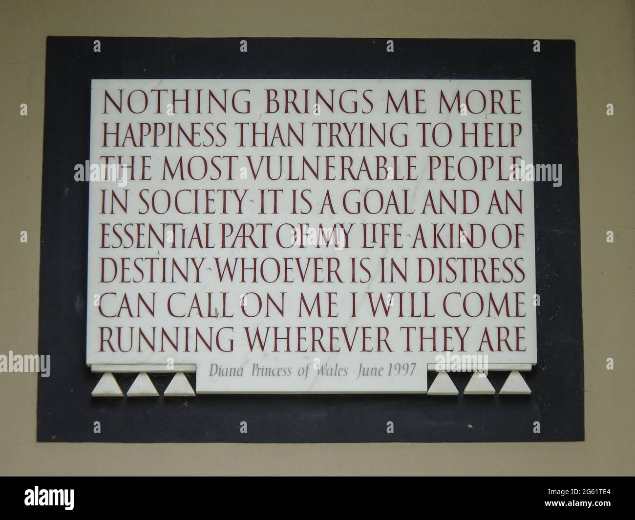 Althorp Park, Northamptonshire, Regno Unito. 1 luglio 2021. Diana Principessa del Galles è sepolta sull'isola al centro del lago presso Althorp Park nel Nottinghamshire, in Inghilterra. C'è un monumento in pietra sull'isola. La sua tomba non è visibile ai visitatori. La barca fu usata da Earl Charles Spencer, fratello di Diana, per portare fiori lasciati dai lutti alla sua tomba. Fig. Per credito: Interrompi stampa Media/Alamy Live News Foto Stock