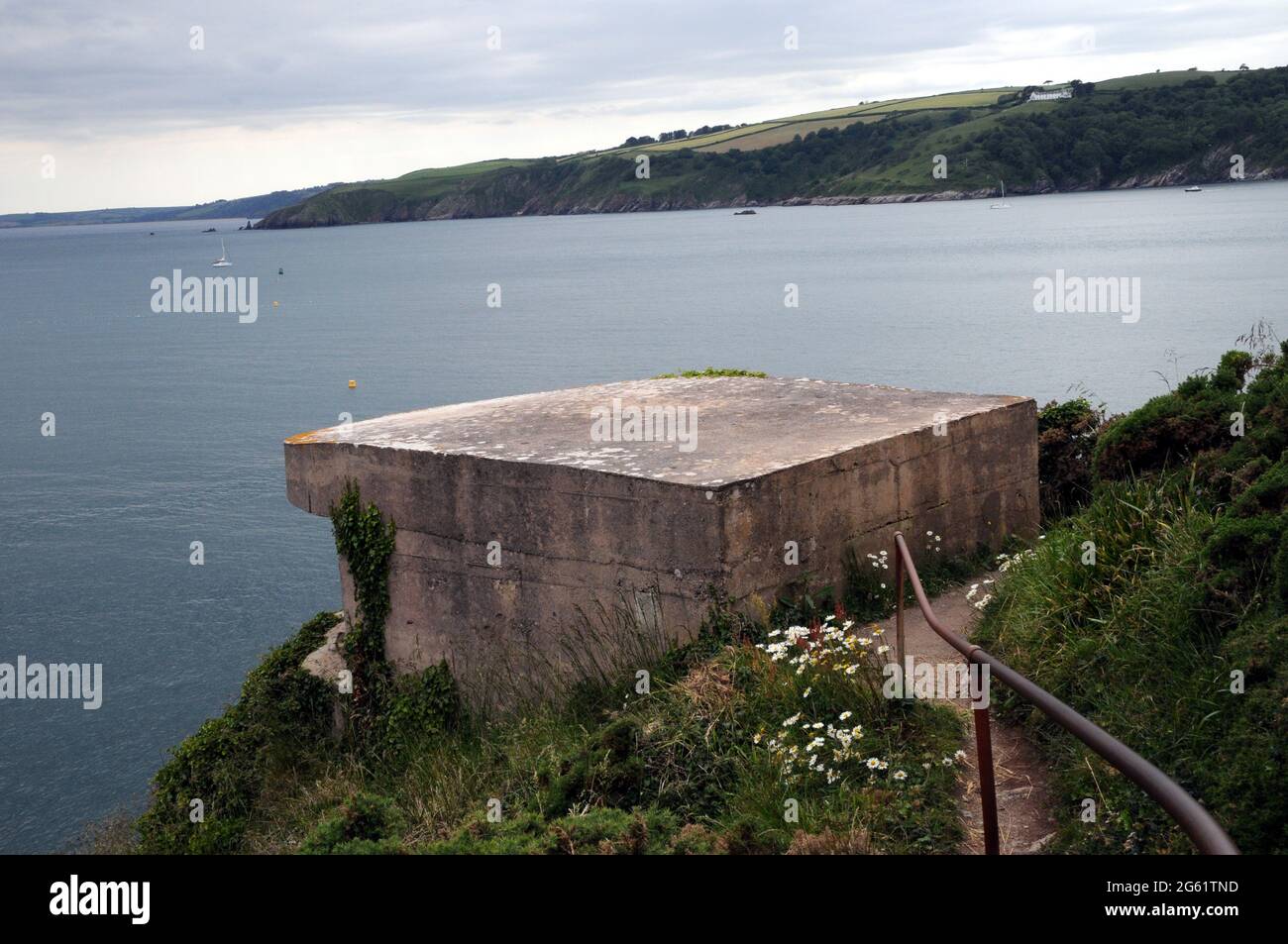 Una delle due posizioni di proiettore a Brownstone Battery, una difesa costiera della seconda guerra mondiale costruita per proteggere Dartmouth, l'estuario del Dart e Start Bay. Foto Stock