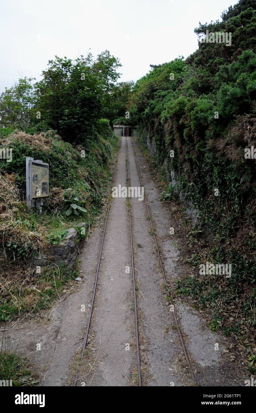 Resti della ferrovia a Brownstone Emergency Coastal Battery che trasportava munizioni dal negozio, in cima alla pista, fino alle pistole. Foto Stock